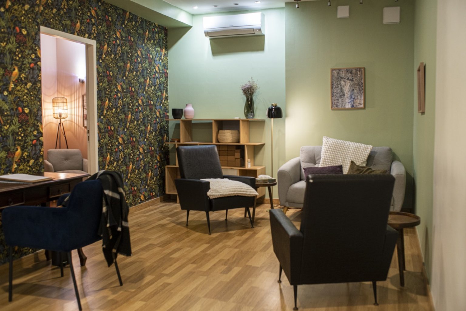 Le salon d'accueil de L'Arbre Bleu, lumineux et meublé de fauteuils